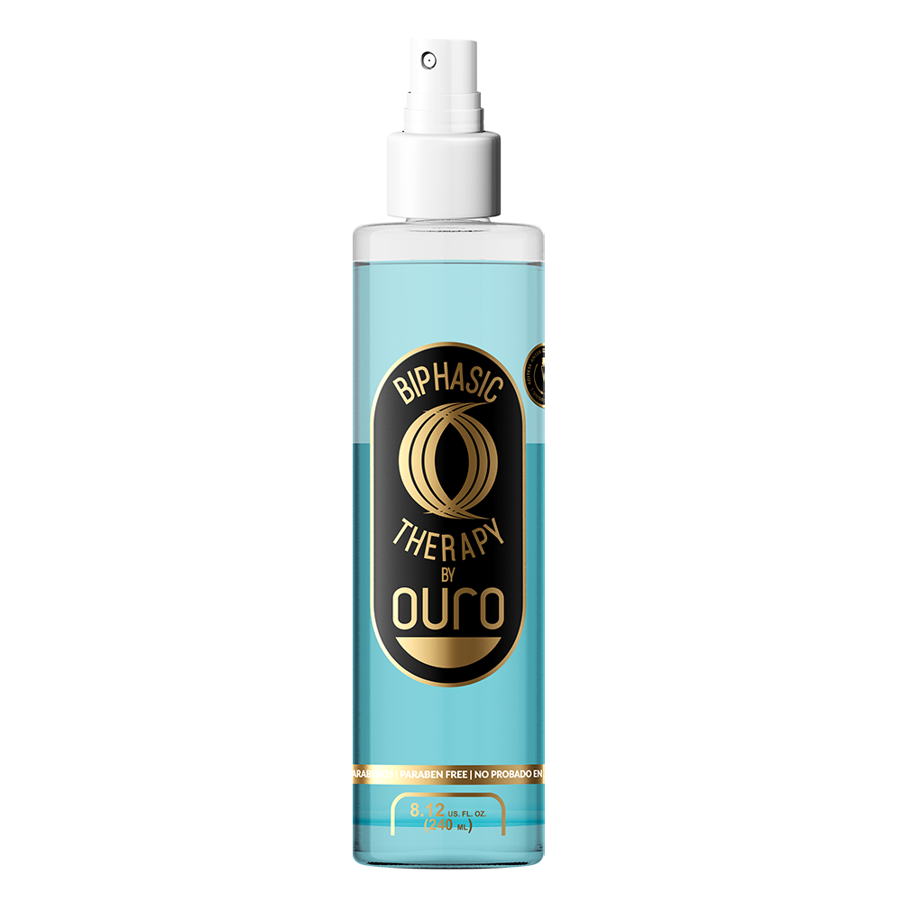Envase de OURO Biphasic Therapy: botella transparente con líquido azul en dos fases, atomizador blanco y etiqueta negra con dorado; capacidad 240 ml.